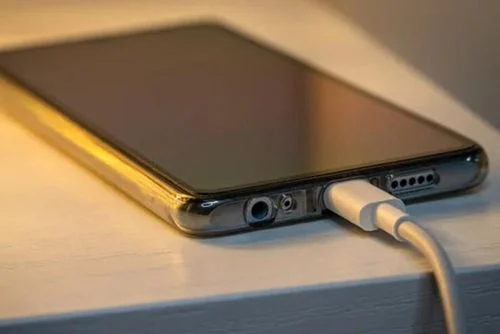 3 sai lầm khi sạc điện thoại làm giảm tuổi thọ pin-1.webp