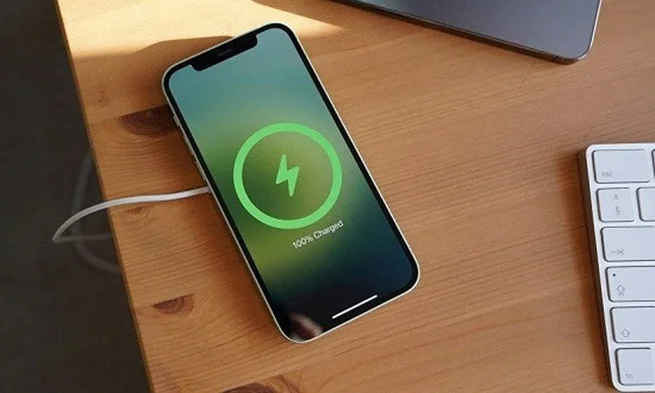 4 thói quen sạc pin tàn phá tuổi thọ iPhone nhanh nhất bạn cần bỏ ngay lập tức-1.webp