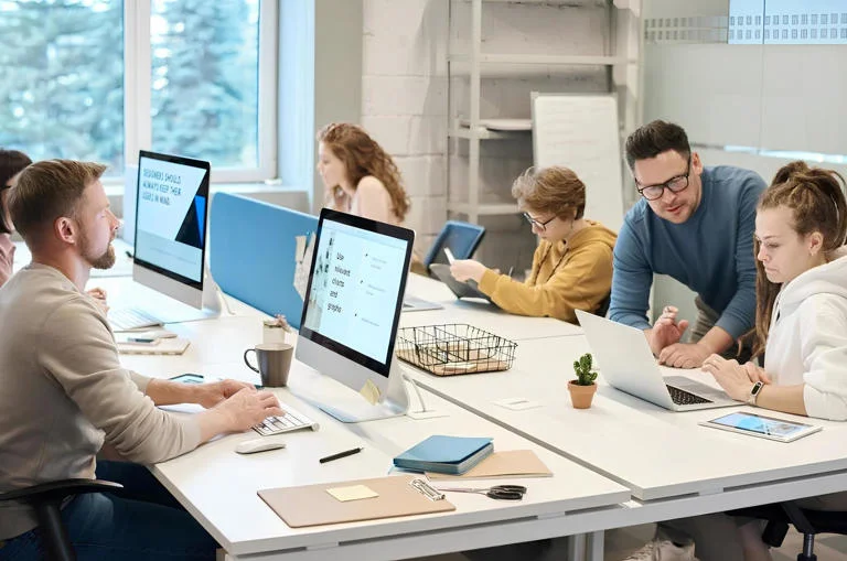 8 thói quen xấu nơi công sở đang âm thầm đánh mất uy tín của bạn-1.webp