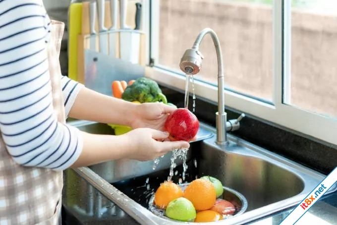 Bác sĩ chỉ cách rửa để loại bỏ thuốc trừ sâu trên hoa quả