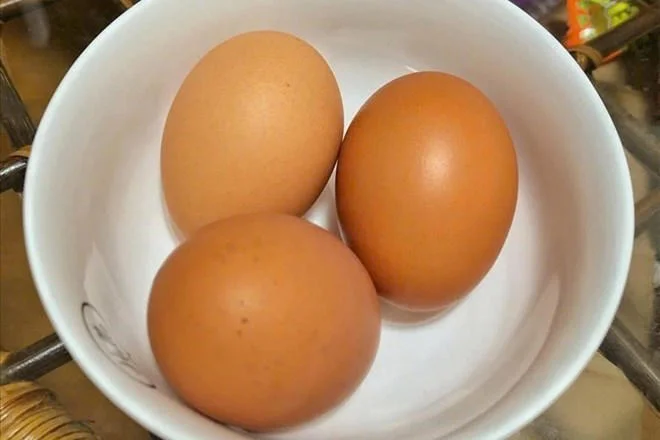 Bí quyết luộc trứng với chanh giúp bóc vỏ cực nhanh và thơm ngon-1.webp