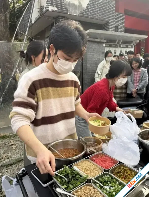 Bỏ học thạc sĩ đi bán khoai vỉa hè