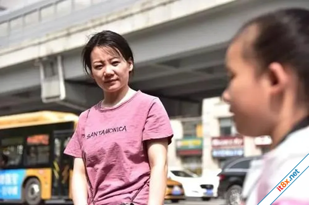 Mẹ giả vờ để con gái mù đi học 'một mình' trong 5 năm