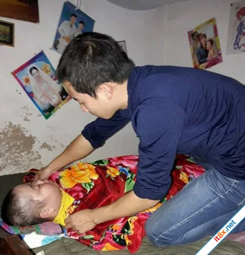 Người chồng trẻ nguyện cả đời làm đôi mắt cho vợ