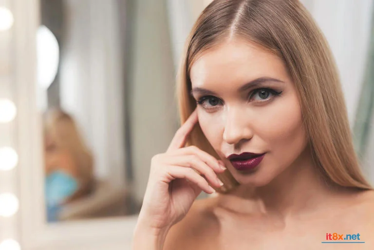 Phụ nữ sau tuổi 40: Tránh ngay 2 màu son "tố cáo" dấu hiệu lão hóa