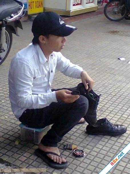 Lòng tự trọng của một sinh viên đánh giày vỉa hè