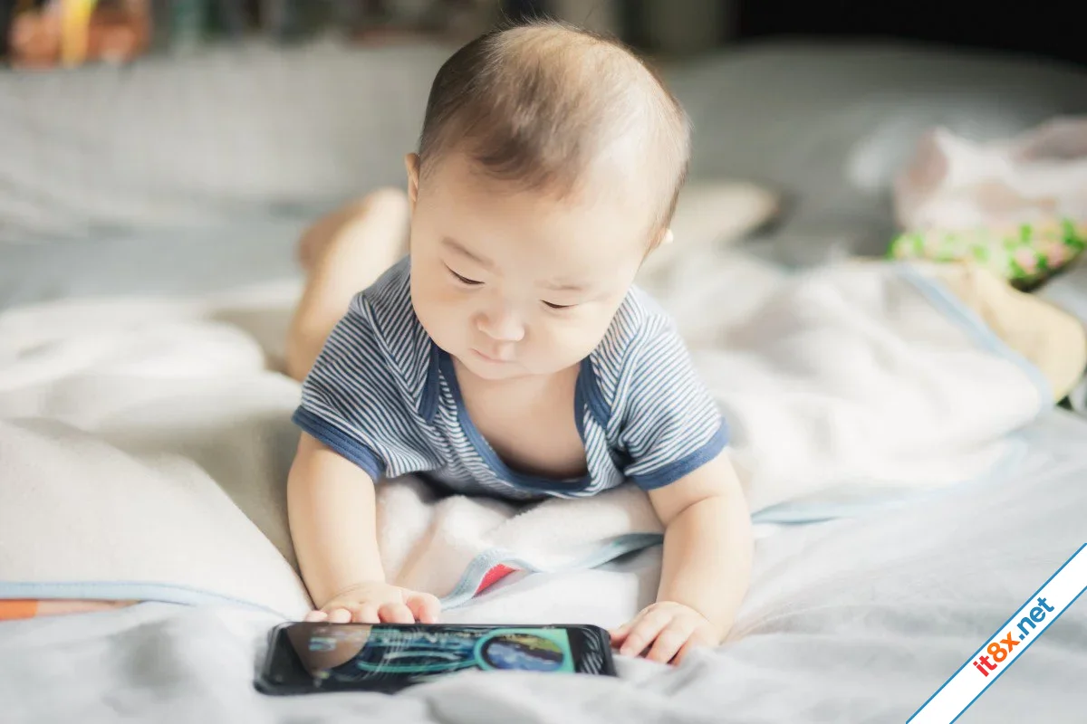WHO lần đầu tiên khuyến cáo không cho trẻ dưới 1 tuổi xem điện thoại
