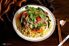 Mẹo xào mì không chần nước sôi, ít dầu mỡ