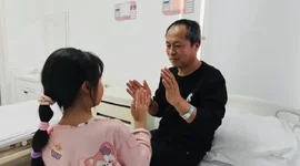 Bé gái 7 tuổi một mình chăm cha mắc bệnh tim