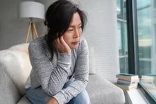 Khủng hoảng tuổi 40 ở phụ nữ: 5 biến động tâm lý âm thầm "bào mòn" sức khỏe tinh thần