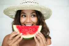 Ăn gì để "trẻ mãi không già"? 10 siêu thực phẩm chống lão hóa, bảo vệ da khỏi tia UV cực đỉnh