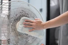 Cách vệ sinh quạt điện không cần tháo lồng sạch bóng tại nhà