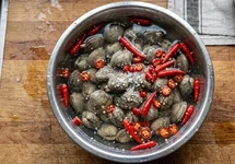 Bí quyết làm sạch cát trong nghêu 100% giúp món hấp ngon đúng điệu